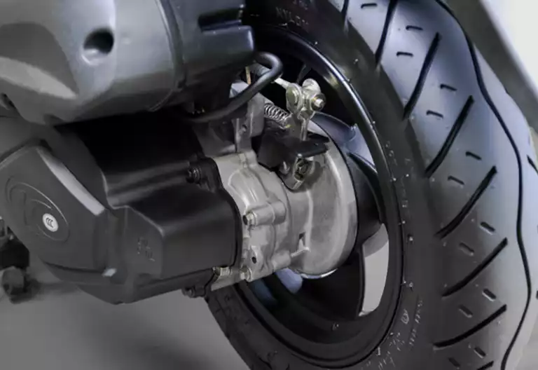 リアブレーキにはメンテナンスサイクルの長いドラムブレーキを採用しています。