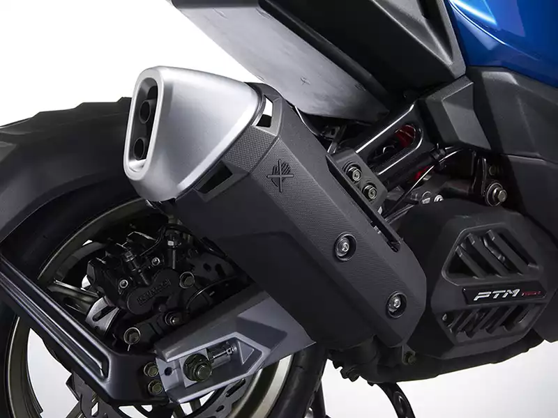 スポーツバイクを思わせるアップタイプのサイレンサーは、KRV180TCSの特長でもある独立スイングアームを目立たせます。