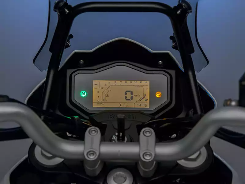 フル液晶メーターにはスピードメーターやタコメーター、ギヤポジションインジケーター、距離計、時計などをレイアウト。