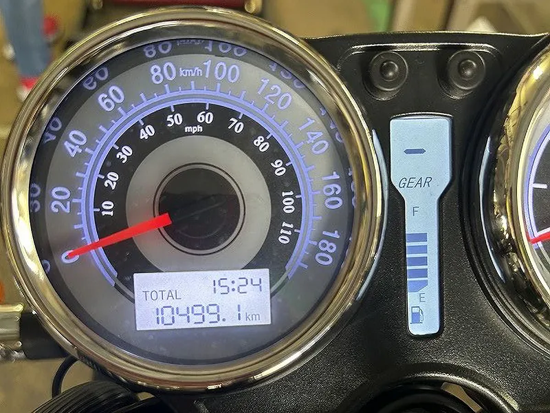 走行距離10499kmでメーター交換を行っています。