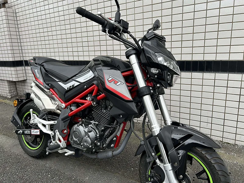 125ccながらパワフルな油冷4バルブエンジンを搭載、5速ミッションの組合せで軽快に走ります。