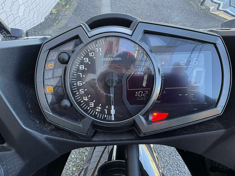 アナログタイプのタコメーターとデジタル表示のスピードメーター。ギアポジションインジケータが備わったダッシュボード。