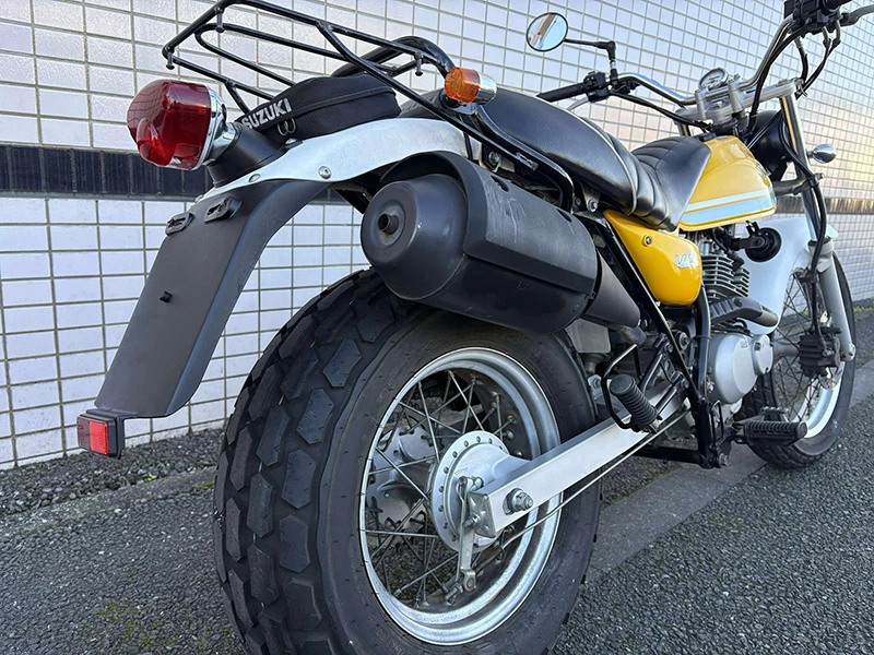 リアキャリア付きのグラブバーに換装されています。