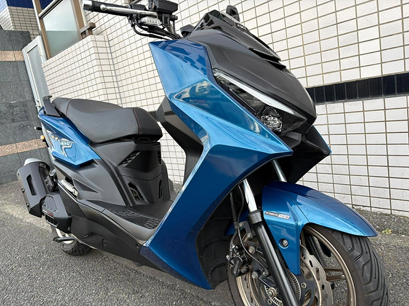 アグレッシブなイメージのフロントマスク。