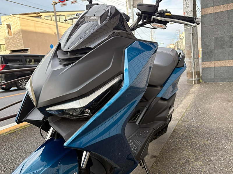 デュアルLEDヘッドライトとLEDデイタイムランニングライトを組み合わせ。