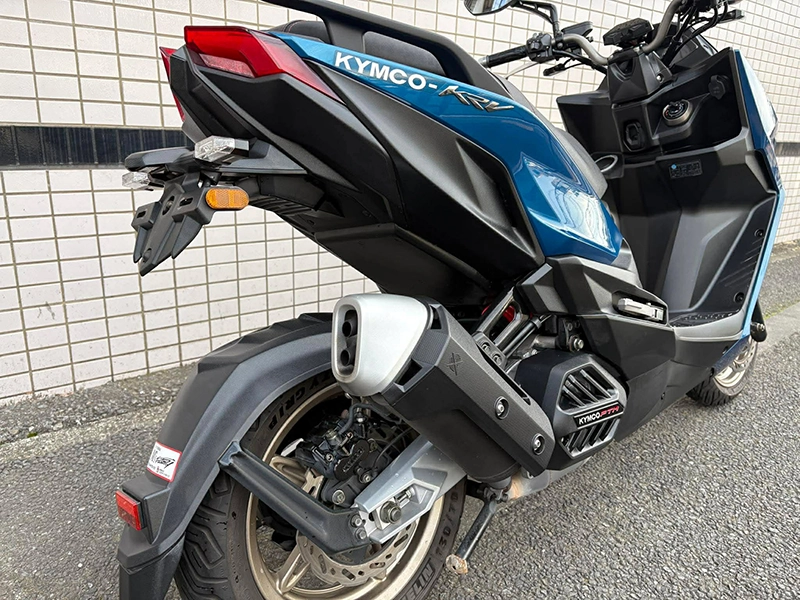 スポーツバイクを思わせるアップタイプのサイレンサーは、KRV180TCSの特長でもある独立スイングアームを目立たせます。